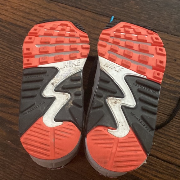 Nike shoes - Picture 4 of 4